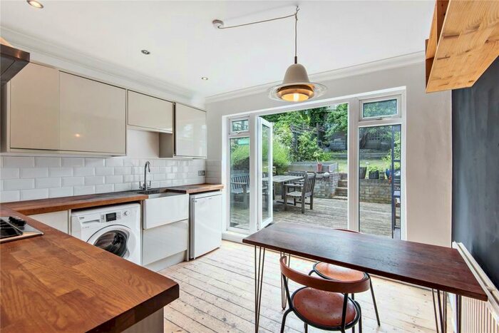 2 Bedroom Flat To Rent In Beresford Road, Harringay, London, N8