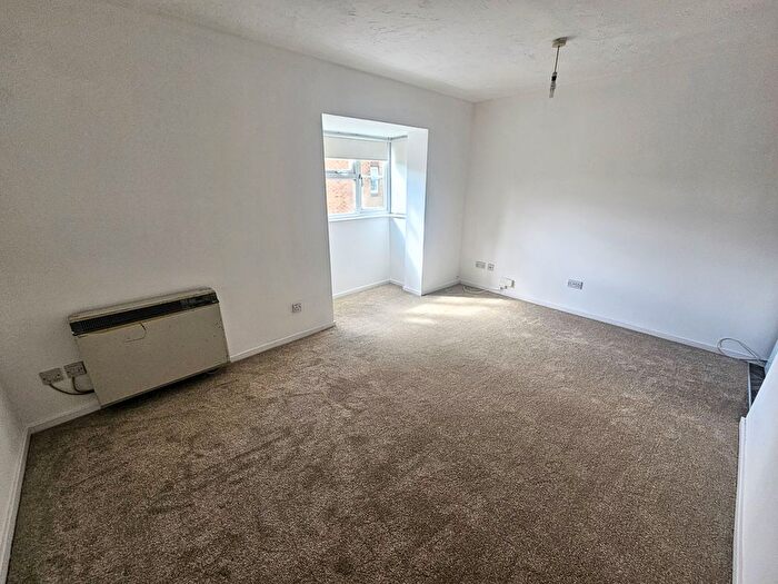 Studio To Rent In Abbotswood Way, Hayes, UB3