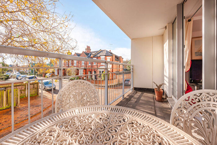 2 Bedroom Flat For Sale In Vineyard Path, Mortlake, SW14