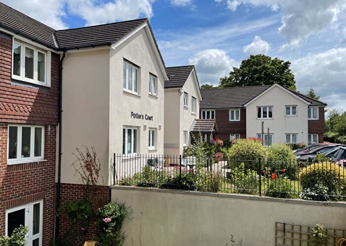 1 Bedroom Flat To Rent In Potters Court, Darkes Lane, Potters Bar, EN6