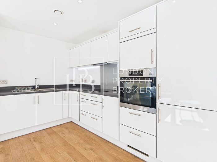 2 Bedroom Flat To Rent In Highland Street, London, E15