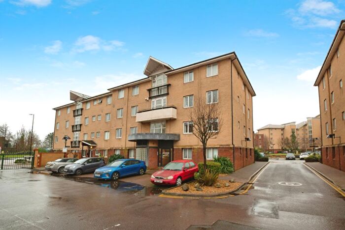 2 Bedroom Flat For Sale In Adventurers Quay, Cardiff, CF10