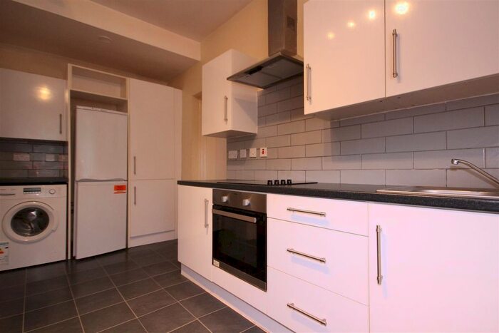 2 Bedroom Flat To Rent In Newton Avenue, Acton W3