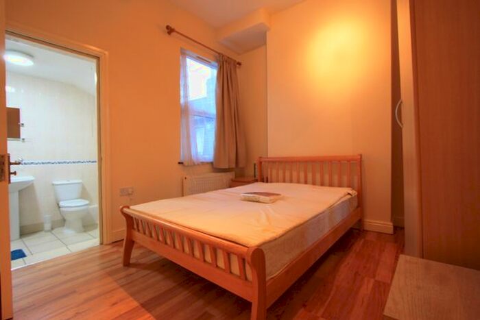 2 Bedroom Flat To Rent In Franciscan Road, London, SW17