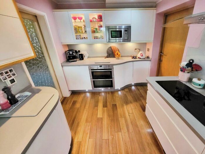 3 Bedroom Detached House For Sale In Crich View, Sherwood, Nottingham, NG5