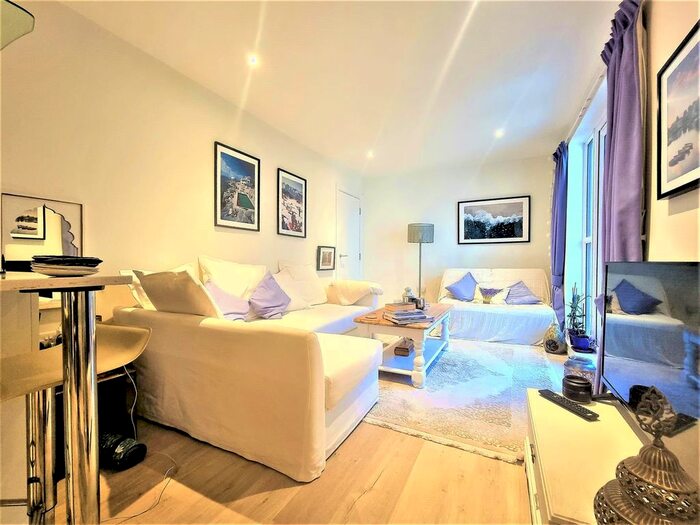 1 Bedroom Flat To Rent In Grove House, Sidmouth Avenue, TW7