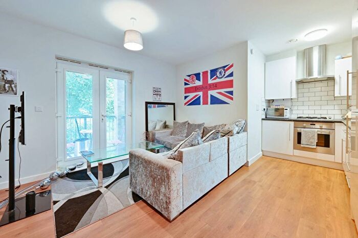 2 Bedroom Flat To Rent In Adrian Close, Boxmoor, Hemel Hempstead, HP1