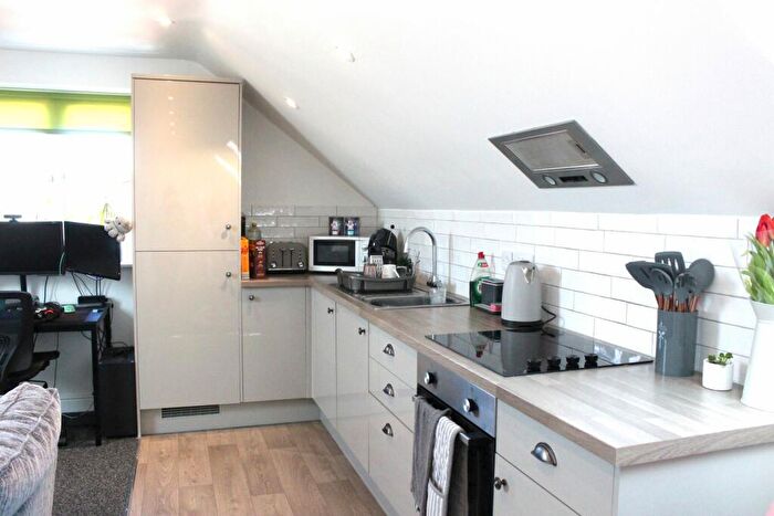1 Bedroom Flat To Rent In Flat, High Street - Bed, LN5