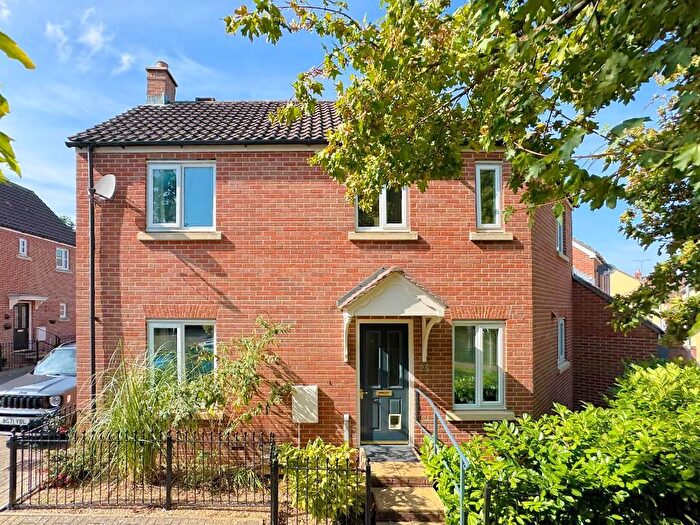 3 Bedroom Link Detached House For Sale In Debden Close, Bowerhill, Melksham, Wiltshire, SN12