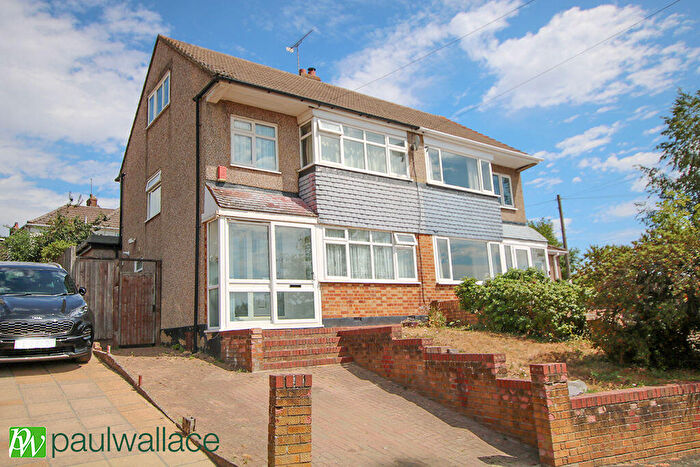 3 Bedroom Semi-Detached House For Sale In Hammondstreet Road, West Cheshunt, EN7