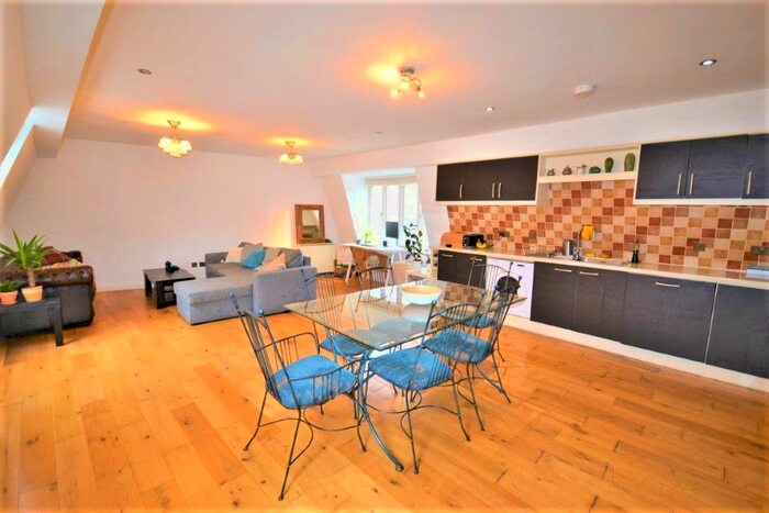 3 Bedroom Flat To Rent In Hazlitt Mews, Kensington, London, W14