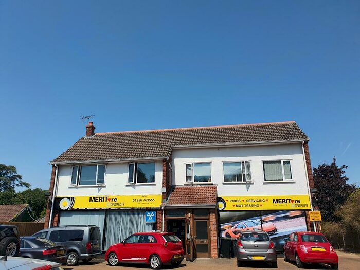 3 Bedroom Flat To Rent In London Road, Hook, RG27