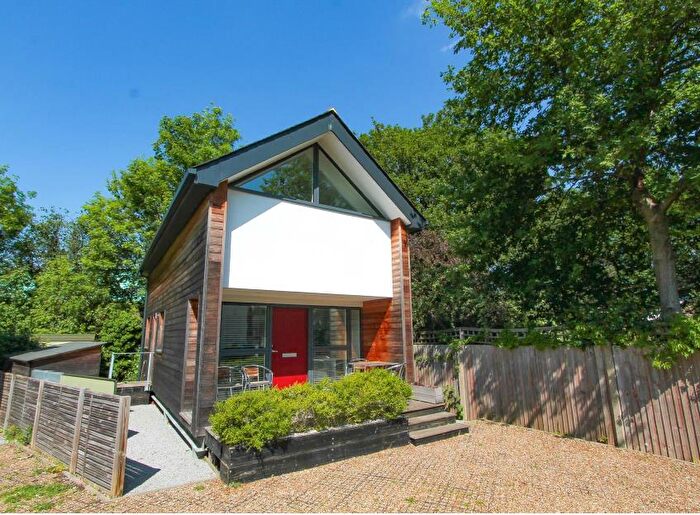 2 Bedroom House To Rent In Wandle Road, Wallington, SM6