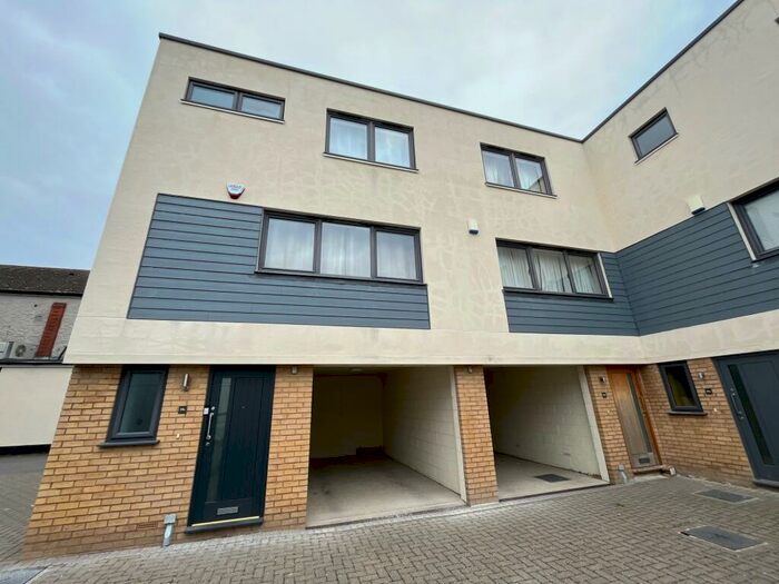 2 Bedroom House To Rent In Bargates, Christchurch, BH23