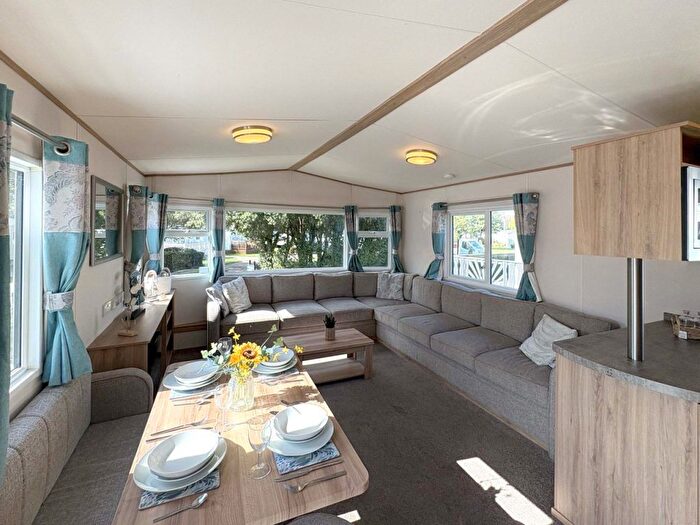 2 Bedroom Mobile/park Home For Sale In Warners Lane, Selsey, Chichester, PO20