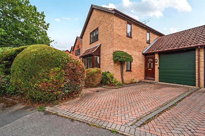 3 Bedroom Link Detached House For Sale In Chaucer Road, Crowthorne, Berkshire, RG45
