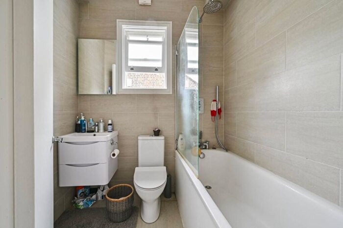 1 Bedroom Flat For Sale In Brondesbury Road, Queen's Park, London, NW6