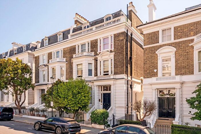 2 Bedroom Flat For Sale In Upper Phillimore Gardens, Kensington, W8