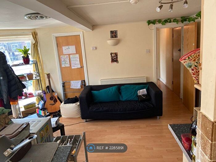 2 Bedroom Flat To Rent In Albany Road, Cardiff, CF24
