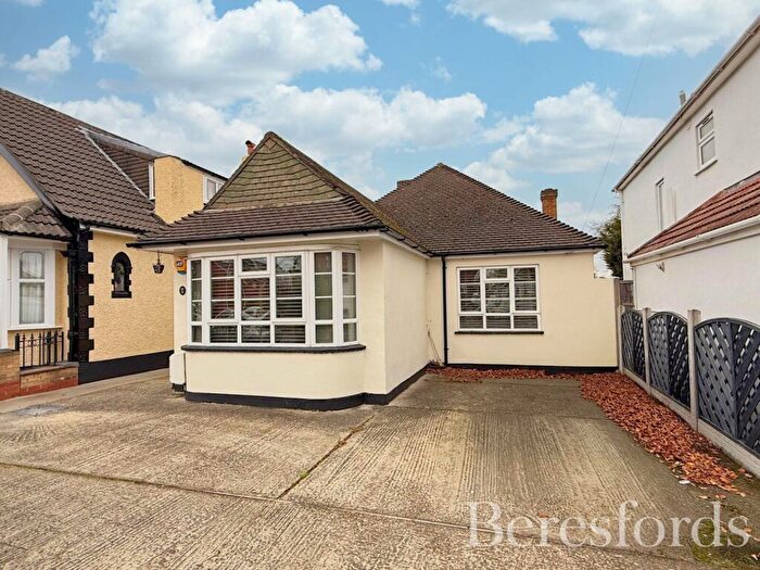 2 Bedroom Bungalow For Sale In Vicarage Road, Hornchurch, RM12
