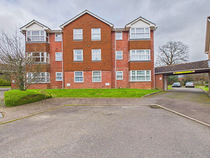 2 Bedroom Flat For Sale In Bowes Close, Horsham, West Sussex., RH13