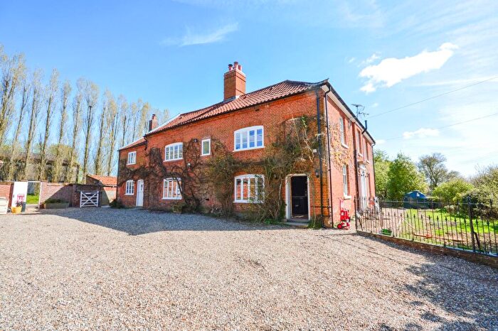 3 Bedroom Semi Detached House To Rent In Whinburgh, NR19