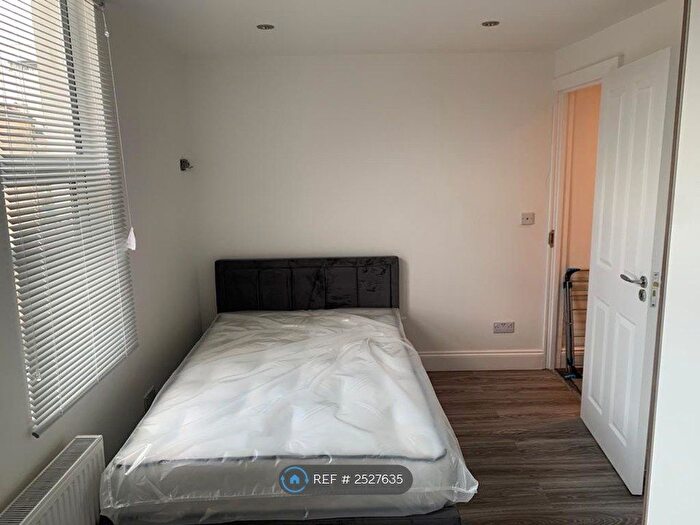 Studio To Rent In London, London, SW17