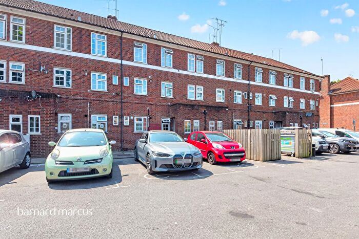 2 Bedroom Maisonette For Sale In Sheaveshill Court, The Hyde, London, NW9