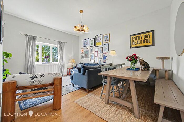 2 Bedroom Flat For Sale In Cazenove Road, London, N16