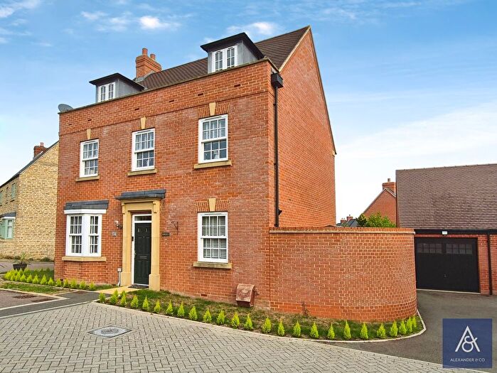 5 Bedroom Detached House For Sale In Foxhills Way, Brackley, Northamptonshire, NN13