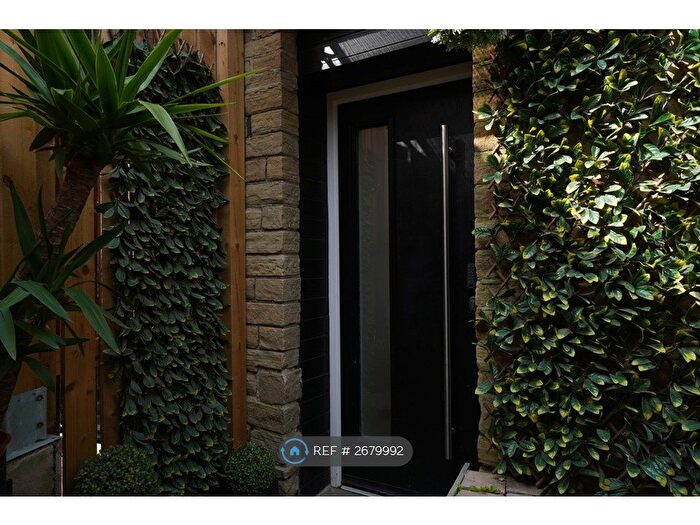 1 Bedroom Flat To Rent In Tudor House, Brighouse, HD6