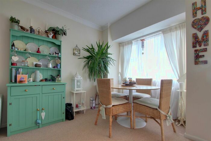 2 Bedroom Flat For Sale In Goring Road, Goring-By-Sea, Worthing, BN12