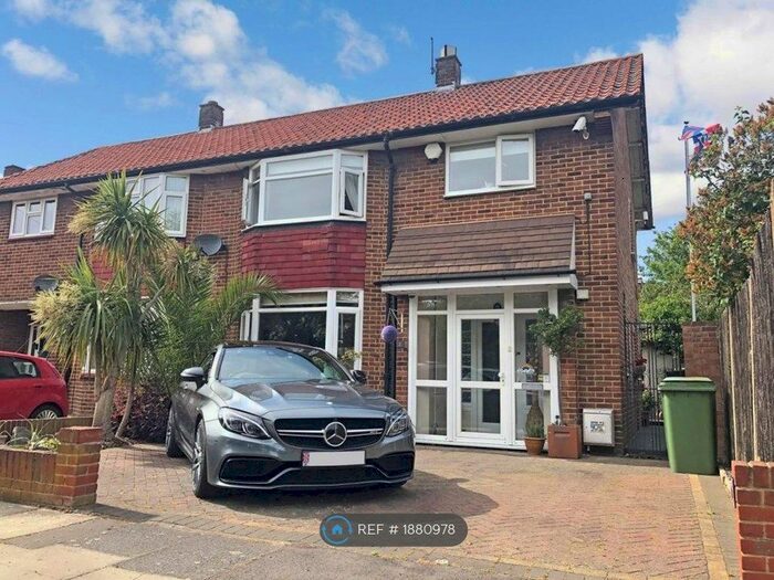 3 Bedroom Semi-Detached House To Rent In Northdown Gardens, Ilford, IG2