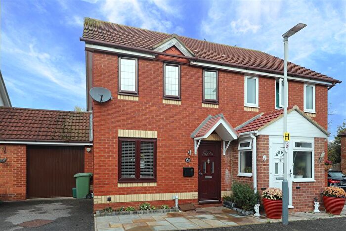 3 Bedroom Semi-detached House For Sale In Telford Way, North Hayes, UB4