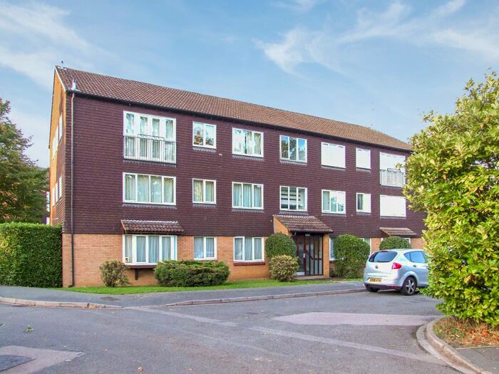 2 Bedroom Flat To Rent In Hallington Close, Horsell, Woking, GU21