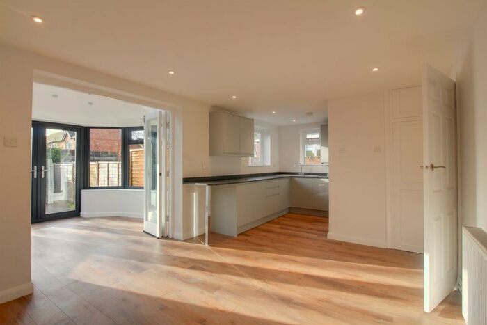 2 Bedroom Flat To Rent In Beaumont Rise, Marlow, SL7