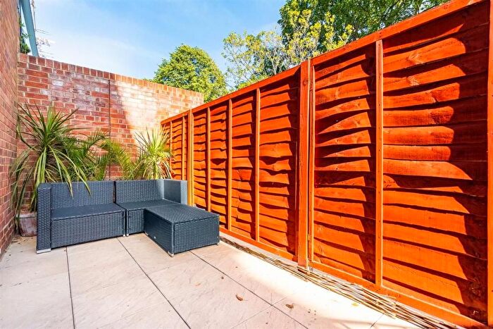 2 Bedroom Flat To Rent In Lansdowne Walk, London, W11