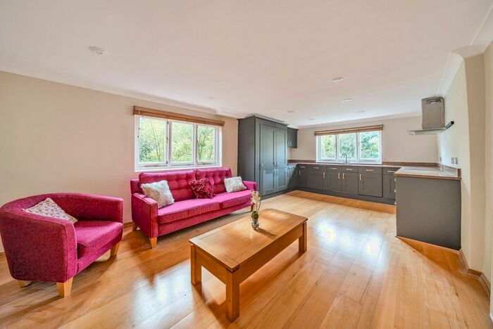 2 Bedroom Flat To Rent In Cromwell Avenue, Highgate, London, N6