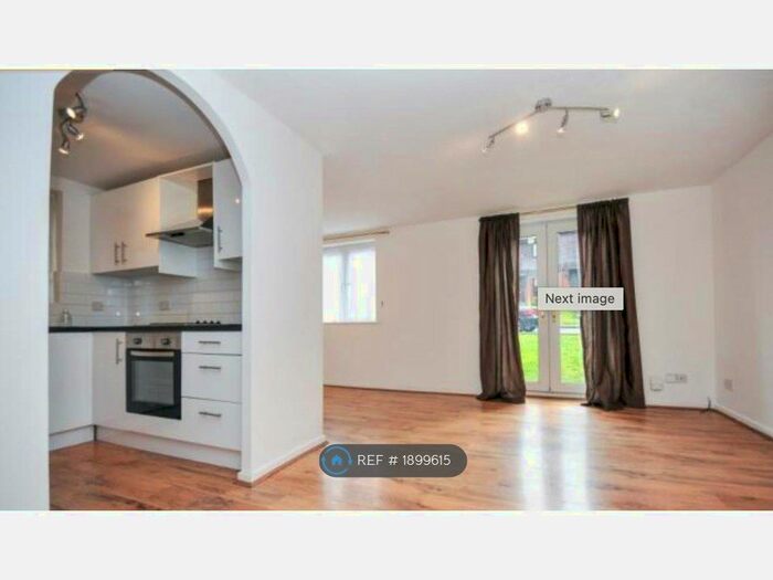 2 Bedroom Flat To Rent In Gables Close, London, SE12