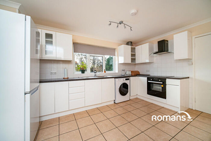 3 Bedroom Flat To Rent In Yorktown Road, Sandhurst, Berkshire, GU47