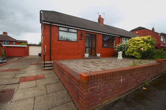 5 Bedroom Semi-Detached Bungalow To Rent In Fairfields, Oldham, OL8