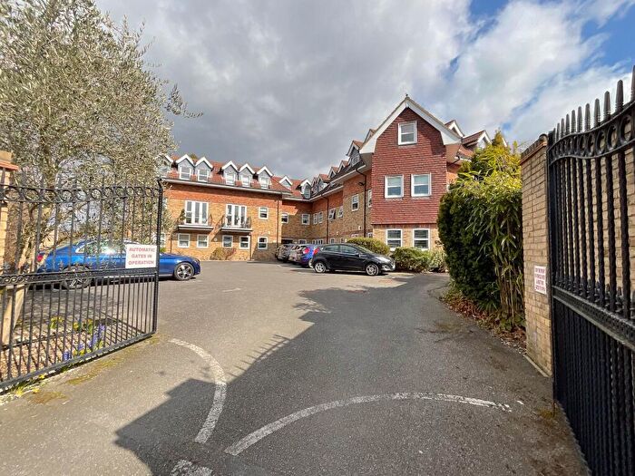 1 Bedroom Flat For Sale In The Fairways, High Road, Benfleet, SS7