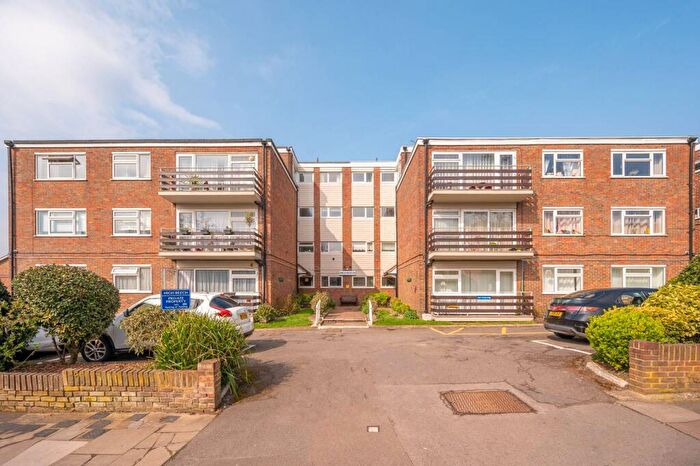 3 Bedroom Flat To Rent In Eversley Park Road, Winchmore Hill, London, N21