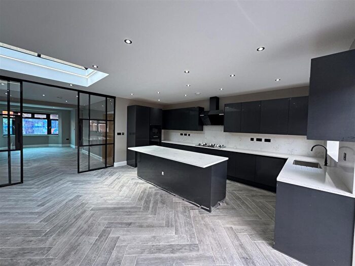 4 Bedroom Detached House To Rent In Whitton Road, Hounslow, TW3