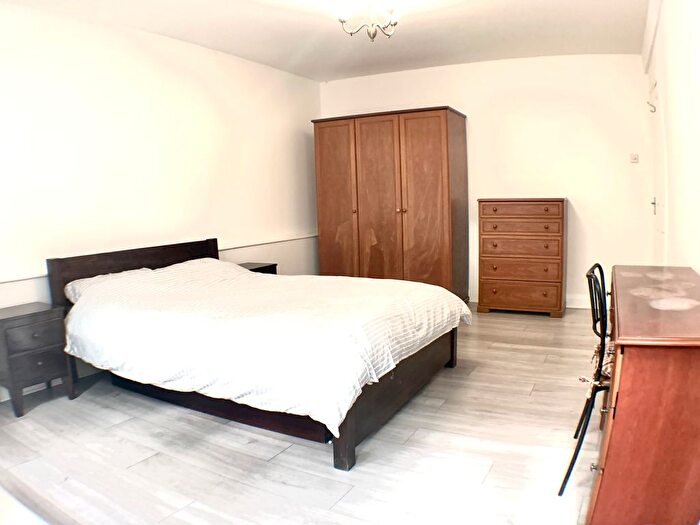 3 Bedroom Flat To Rent In New Park Road, London, SW2