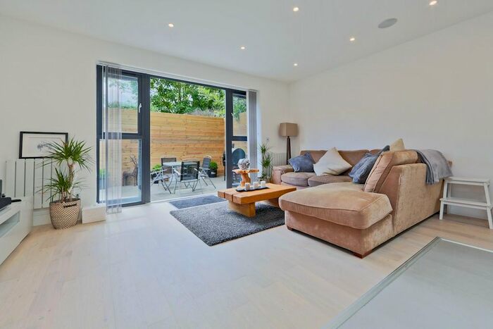 1 Bedroom Flat To Rent In West Barnes Lane, New Malden, KT3