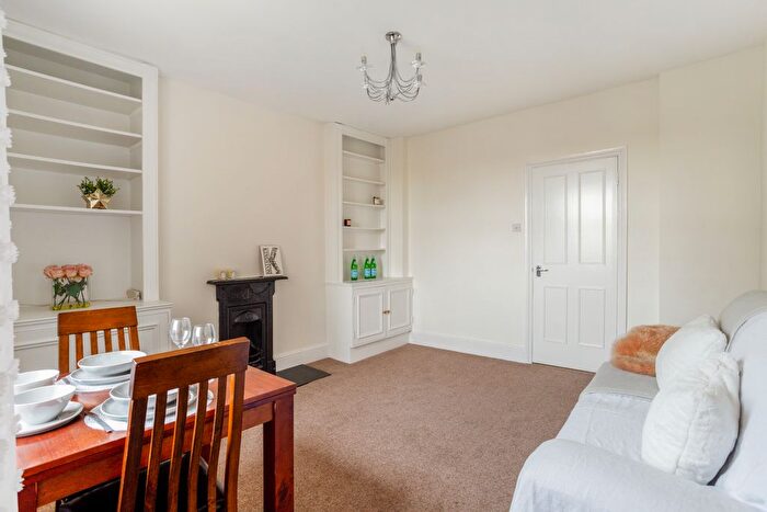 2 Bedroom Flat To Rent In North Side Wandsworth Common, London, SW18