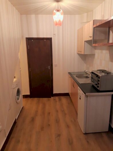 Studio To Rent In North Circular Road, London, N13