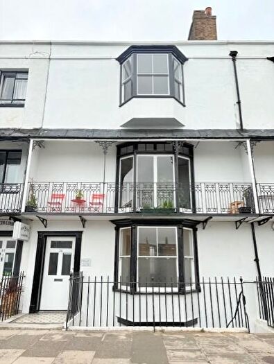2 Bedroom Flat To Rent In Spencer Square, Ramsgate, CT11