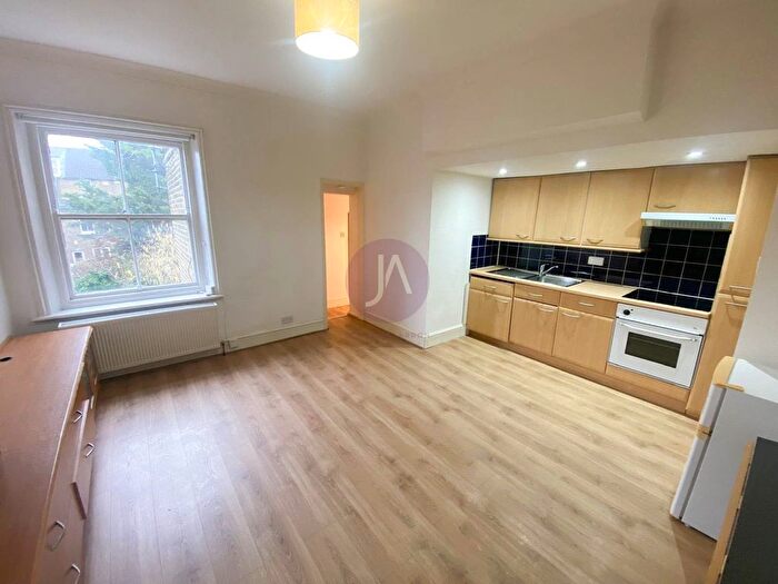 1 Bedroom Flat To Rent In Brondesbury Road, Brondesbury, London, NW6